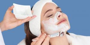 التقشير الكيميائي.. متى يكون آمنًا ومتى يتحول إلى خطر؟