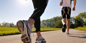 المشي 30 دقيقة يوميًا.. عادة صحية تقلل خطر أمراض القلب والسمنة