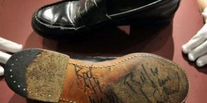 حذاء ملك البوب مايكل جاكسون معروض للبيع بـ7500 دولار فى مزاد علنى