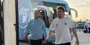 حافلة بيراميدز تصل استاد الدفاع الجوى قبل مواجهة الأهلى