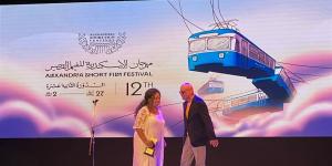 خيري بشارة يسلم تكريم منى ربيع وحسن جاد بافتتاح الإسكندرية للفيلم القصير