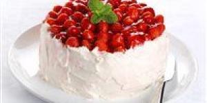 بمذاق فاخر ومكونات اقتصادية..كيكة الفراولة بالكاسترد والكريمة بمطبخك بسهولة