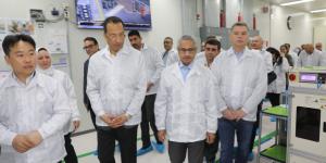 وزير الاتصالات ومحافظ بني سويف يتفقدان مصنع الإلكترونيات “التابلت والموبايل” بمجمع مصانع سامسونج بكوم أبو راضي
