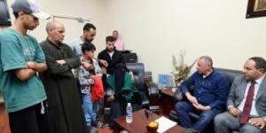 محمود الخطيب يزور مشجع الأهلي ويطمئن على حالته الصحية