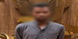 ضبط حارس عقار وضع أحجارًا بالرصيف لمنع ركن السيارات بالنزهة