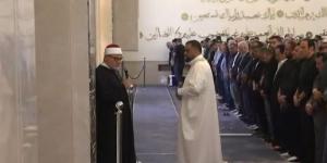 خالد الجندي يقيم صلاة جنازة الفنان هاني شاكر بمسجد أبو شقة| صور