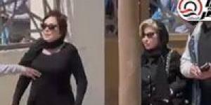 مش قادرة تمسك دموعها.. انهيار لبلبة في جنازة الفنان هاني شاكر| فيديو