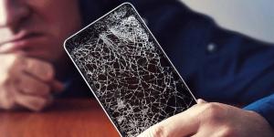 اشتعال البطارية.. احذر من ترك شاشة الهاتف المكسورة دون إصلاح