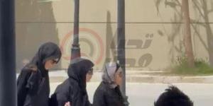 مش قادرة تقف على رجلها.. لحظة وصول ميرفت أمين لـ جنازة هاني شاكر