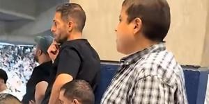 المشجع الغامض يظهر في مدرجات الزمالك.. قالوا عنه مسافر عبر الزمن «فيديو»