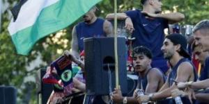 لامين يامال يثير تفاعلا واسعا بعد ظهوره بعلم فلسطين فى احتفالات برشلونة