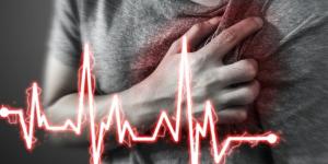 موقف إنساني.. أخصائي رعاية حرجة يعيد النبض لمريض توقف قلبه داخل سيارة إسعاف