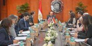 وزير الاستثمار يلتقي السفير البريطاني لتعزيز الشراكة الاقتصادية وتعميق التعاون الاستثماري والتجاري