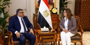 وزيرة التنمية المحلية تبحث مع محافظ قنا تنفيذ 1683 مشروعًا بـ 86 قرية