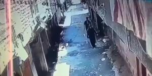"الداخلية" تفحص فيديو تحرش شاب بسيدة والتهجم عليها