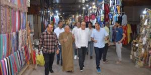 محافظ الأقصر يتفقد عددًا من المواقع بمدينة البياضية ويوجه بدراسة مطالب المواطنين
