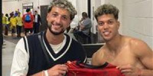 إمام عاشور يهدي وسام أبو علي مهاجم الأهلي السابق قميص منتخب مصر بعد ودية البرازيل.. صور