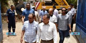 محافظ أسوان يتابع ميدانيًا أعمال تركيب المطرقة المائية بمحطة الصرف الصحى بالكرور