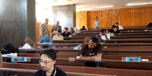 ضبط طالبة حقوق بسماعات غش داخل امتحان جامعة قنا.. ووالدها متهم بمساعدتها من خارج اللجنة
