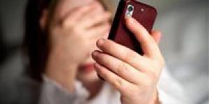 استغل صيانة الهاتف.. السجن لعامين لعامل بمحل هواتف ابتز طالبة بصور خاصة