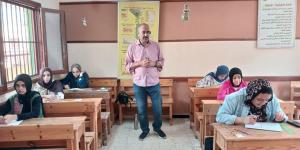 في يومها الأخير.. وكيل تعليم بني سويف يتفقد عددًا من لجان الشهادة الإعدادية
