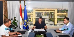 محافظ أسوان يعقد اجتماعًا لمتابعة تحسين الخدمات بقرى العون
