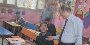 المشرف العام على امتحانات الثانوية الأزهرية يتفقد لجان طنطا خلال أداء اختبار "التوحيد"