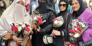 أمهات الشرقية يستقبلن أبنائهن بالورود والشوكولاته عقب انتهاء امتحانات الإعدادية