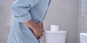 عادة شائعة قد تضر بصحة المثانة.. دراسة تحذر من حبس البول أثناء العمل