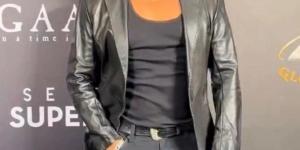 ملامحه تغيّرت كثيرًا.. إطلالة جديدة لممثل شهير تُثير الجدل (صورة)