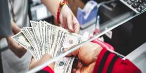 «الأخضر» يقترب من 50 جنيهًا.. لماذا تراجع سعر الدولار مقابل الجنيه؟ (خاص)