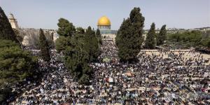 60 ألف فلسطيني يؤدون صلاة الجمعة في المسجد الأقصى المبارك