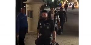 أصدقاء الفنان محمد مرزبان يشاركون في عزاءه بملابس سباق الموتوسيكلات الرسمية (فيديو)