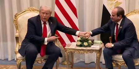 ترامب:
      السيسي
      قائد
      قوي
      ومصر
      لعبت
      دورا
      بالغ
      الأهمية
      في
      اتفاق
      غزة