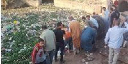 جهود
      مكثفة
      للبحث
      عن
      مفقودين
      في
      حادث
      سقوط
      تروسيكل
      بمصرف
      بأسيوط