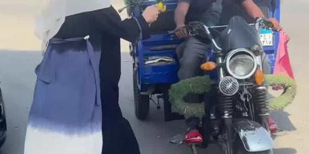 احتفالا
      بـ
      قمة
      شرم
      الشيخ
      للسلام..
      سما
      المصري
      توزع
      ورود
      في
      الشارع
      المصري