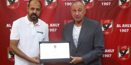 الخطيب
      يُكرم
      عماد
      النحاس
      تقديرًا
      لجهوده
      مع
      الأهلي
      في
      حضور
      لجنة
      التخطيط