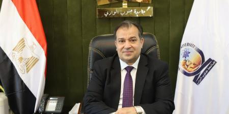 رئيس
      جامعة
      جنوب
      الوادي
      يشهد
      احتفالية
      "الأهلية"
      بانتصارات
      أكتوبر
      المجيدة