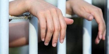ضبط
      المتهم
      بقتل
      طالب
      في
      مشاجرة
      مسلحة
      بين
      عائلتين
      بسوهاج