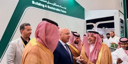 وزير
      الصناعة
      والنقل
      يشارك
      مع
      نظيره
      السعودي
      بجلسة
      وزارية