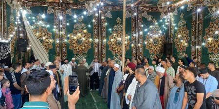 الطريقة
      الرفاعية
      تنظم
      حلقات
      ذكر
      جماعية
      بمولد
      البدوى
      بطنطا
      (صور)