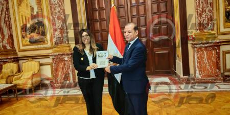 أماني
      فاخر
      تتسلم
      كارنيه
      عضوية
      مجلس
      الشيوخ
      2025..صور