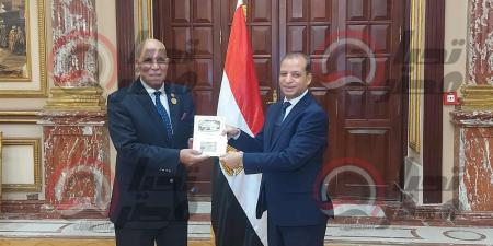 حسن
      على
      عباس
      يتسلم
      كارنيه
      عضوية
      مجلس
      الشيوخ
      2025..صور