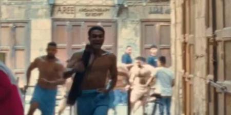بعد
      مشهد
      الفوطة
      في
      إن
      غاب
      القط..
      أسر
      ياسين
      ينفي
      تقليده
      لـ
      أحمد
      زكي
      ويؤكد:
      كنت
      لابس
      شرعي