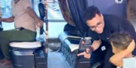 مشهد
      إنساني..
      سائق
      توك
      توك
      يدعم
      طفل
      مريض
      يحاول
      المشي:"
      هتسبقني
      ولا
      اسبقك"
      (فيديو)