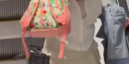 حنان
      مطاوع
      تعلق
      على
      فيديو
      اخفاء
      وجهها
      وابنتها
      من
      الكاميرات:
      كنت
      في
      خروجة
      أسرية