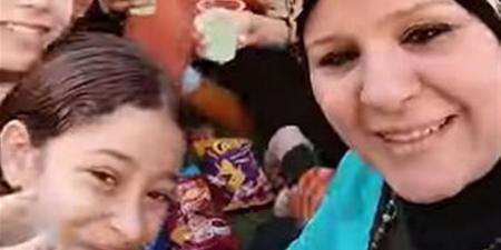 عزموني
      على
      حاجة
      ساقعة..
      مُعلمة
      تشارك
      وجبة
      الفطار
      مع
      الطالبات
      وتقدم
      لهن
      نصائح
      (فيديو)