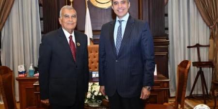 الوزير
      محمود
      فوزي
      يقدم
      التهنئة
      للمستشار
      عصام
      فريد
      رئيس
      مجلس
      الشيوخ
      والوكيلين