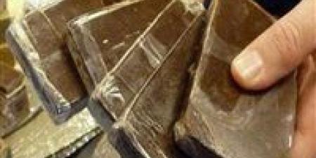 ضبط
      تاجر
      مخدرات
      بحوزته
      حشيش
      وهيروين
      قبل
      ترويجهما
      في
      الهرم