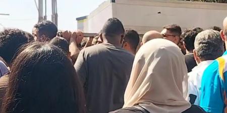 تشييع
      جنازة
      النقيب
      يوسف
      ابن
      محافظة
      الشرقية
      بعد
      وفاته
      في
      حادث
      أثناء
      ذهابه
      لعمله